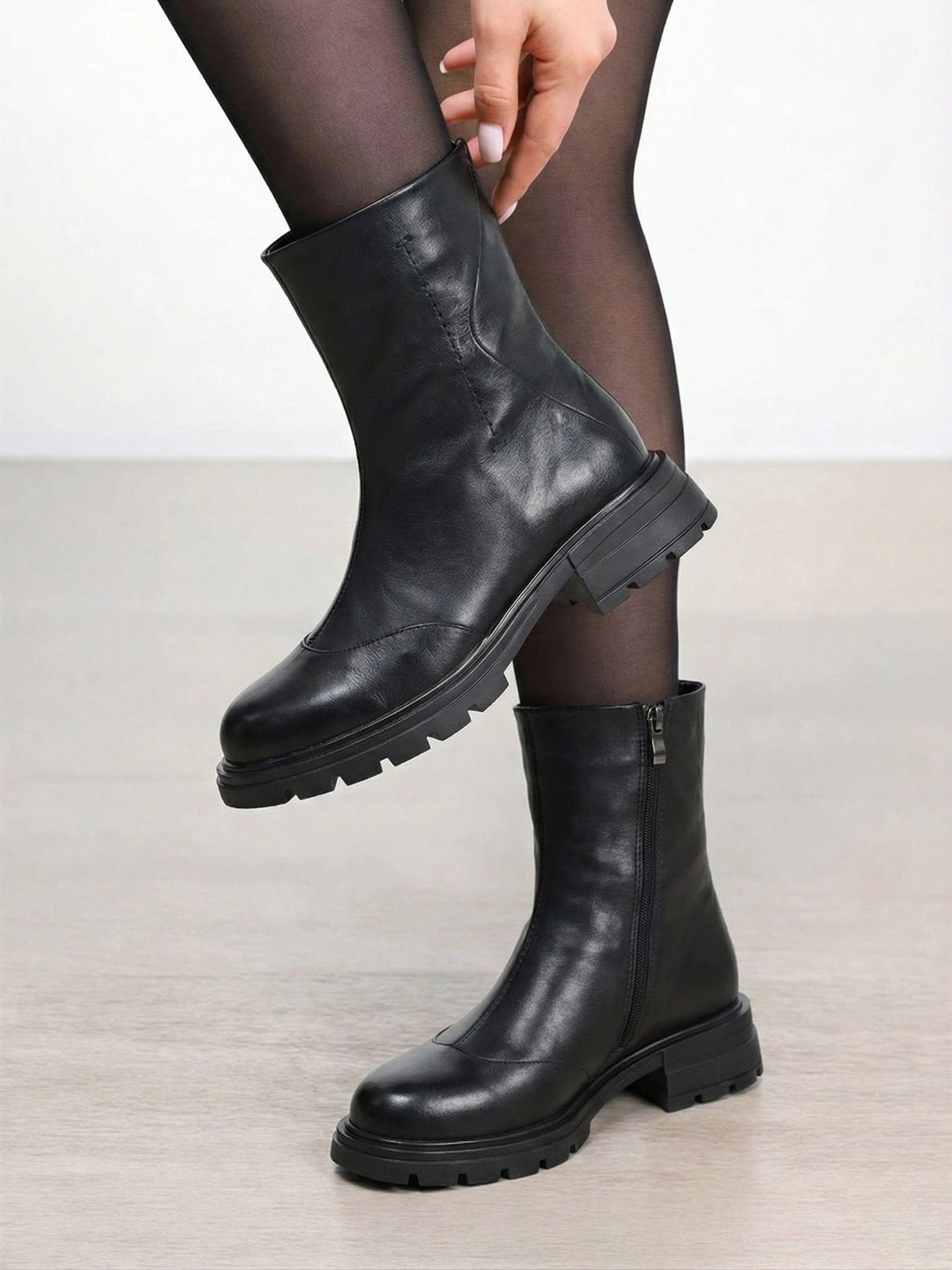 Ботинки темно-зеленого цвета на рельефной подошве